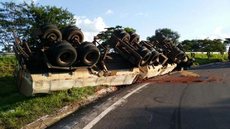 Caminhão carregado com biodiesel tomba em rodovia de Jales