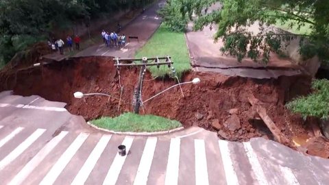 Pela terceira vez, prefeitura de Assis renova prazo para fechar cratera em avenida