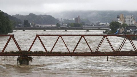 Inundações transformam ruas em rios no Japão e matam 44