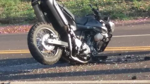 Motociclista fica ferido após bater moto em carro em avenida de Assis