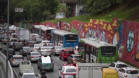 Distanciamento diminui, carros voltam às ruas e São Paulo estuda retomar rodízio