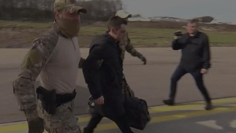 Ex-fuzileiro naval desembarca nos EUA após troca de prisioneiros com a Rússia