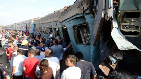 Acidente de trem no Egito deixa mortos e feridos