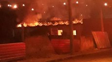 Incêndio destrói casa e mobiliza vizinhos em Urupês