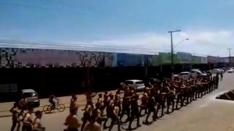 Militares do Exército fazem patrulha nas ruas de Fortaleza