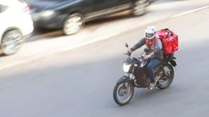 Entregadores de aplicativo paralisam atividades e fazem ato em SP