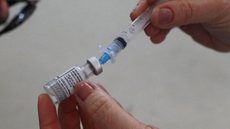 Prefeitura de SP denuncia dois médicos por tomarem 3 doses de vacina contra Covid-19