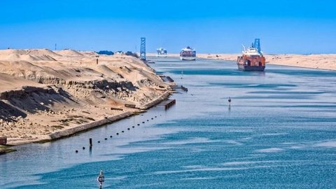 Expansão do Canal de Suez deve terminar em julho de 2023, diz presidente de órgão responsável