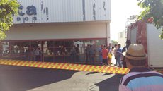 Incêndio atinge supermercado e mobiliza bombeiros em Ouroeste