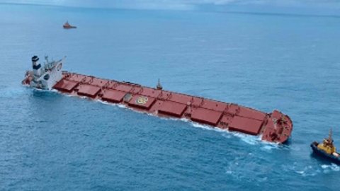 Começa a retirada de óleo de navio encalhado no Maranhão