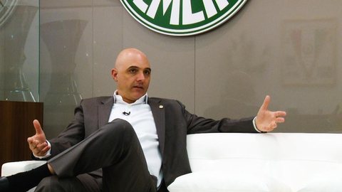 Presidente do Palmeiras é investigado por contrato com a Crefisa