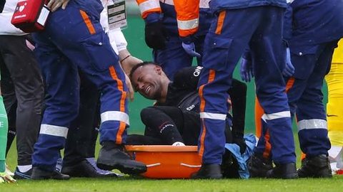Neymar sofre lesão nos ligamentos do tornozelo esquerdo e vai ficar afastado por até oito semanas