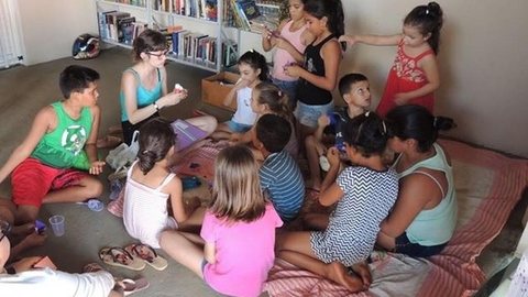 Voluntários transformam garagem em biblioteca e incentivam a leitura em Jaú