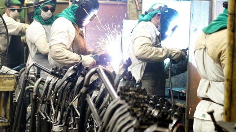 Produção industrial cai 9,1% em março, diz IBGE