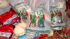 Entenda de onde vem a tradição de dar doces no Dia de Cosme e Damião