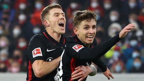 Sensação da Bundesliga, Freiburg perde em casa e fica mais longe de Dortmund e Bayern; assista aos gols