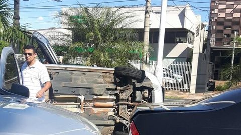 Carro capota em avenida de Rio Preto e provoca lentidão no trânsito