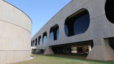 Espelho Labirinto exibe obras de 86 artistas brasileiros em Brasília
