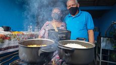 Com alta do gás, família da Zona Sul de SP improvisa fogão a lenha com lata de óleo e madeiras da rua