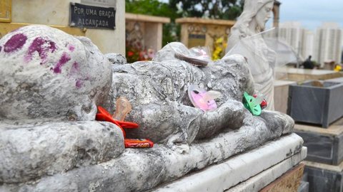 Túmulos mais visitados reúnem ‘promessa’ para largar chupeta e livro ‘que se move’ em cemitério de Piracicaba