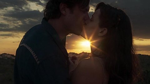 Estreia de ‘O Outro Lado do Paraíso’ é marcada por primeiro beijo de Clara e Gael