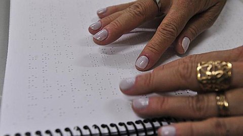 Mundo comemora Sistema Braile de escrita e leitura para cegos