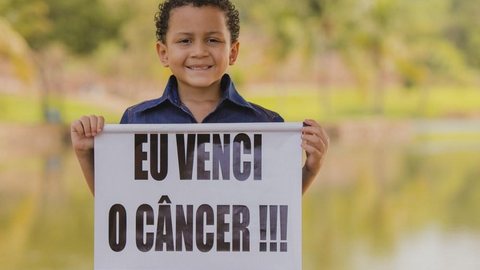 Menino de 6 anos faz ensaio fotográfico e celebra cura de câncer na cabeça: ‘Eu venci’