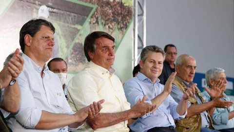 Bolsonaro entrega títulos de propriedade rural em Mato Grosso