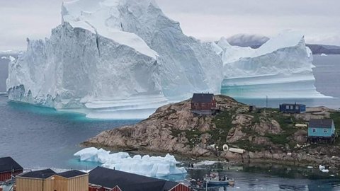 Enorme iceberg se aproxima de vilarejo na Groenlândia e provoca temores de tsunami