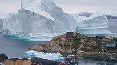 Enorme iceberg se aproxima de vilarejo na Groenlândia e provoca temores de tsunami