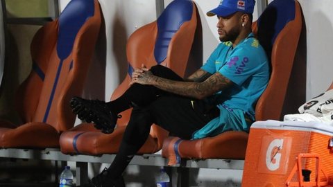 Neymar vai a campo após vitória da Seleção na Venezuela, mas seguranças interrompem treino