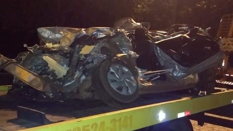 Motorista morre após ter carro esmagado por caminhão no interior de SP