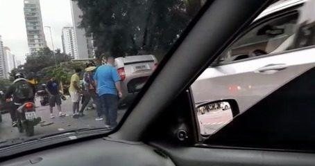 Carro capota em acidente envolvendo outros dois veículos na Av. Jornalista Roberto Marinho, na Zona Sul de SP