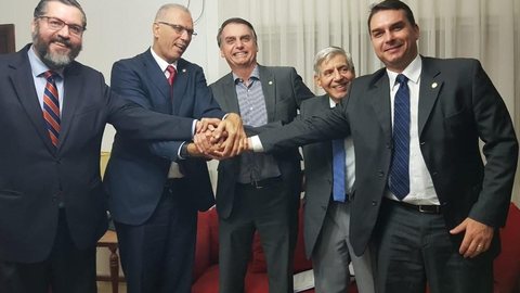 Bolsonaro recebe o embaixador de Israel na Granja do Torto