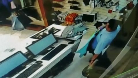 Homem é flagrado por câmera ao furtar objetos da bolsa de funcionária em loja