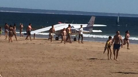 Avião faz pouso de emergência em praia de Portugal; dois banhistas morrem