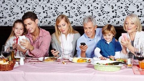 Qual o impacto do uso de celulares durante as refeições?
