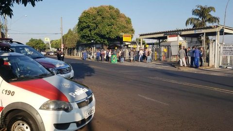 Caminhoneiros protestam em frente a central de distribuição de combustíveis em Rio Preto