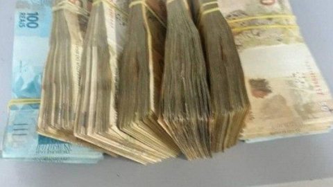 Sócio da agência que fez campanha de Bolsonaro é detido com R$ 45 mil em mochila