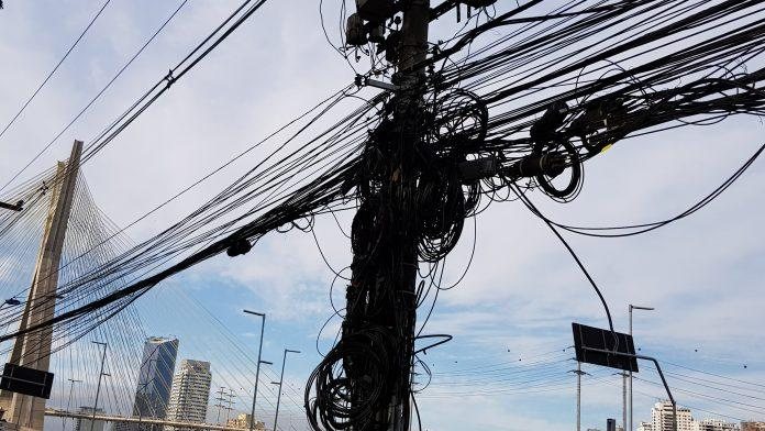 Prefeitura de SP descumpre prazo para enterrar só 52 quilômetros de fios elétricos; capital tem rede de 17 mil quilômetros de cabos