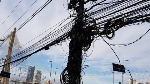 Prefeitura de SP descumpre prazo para enterrar só 52 quilômetros de fios elétricos; capital tem rede de 17 mil quilômetros de cabos