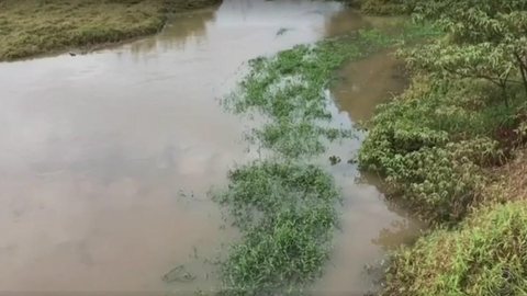 Nível do Rio Batalha aumenta e comportas de represa são parcialmente abertas em Bauru