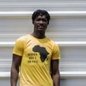 Imigrante estampa “África não um é país” em camisa após ser alvo de racismo