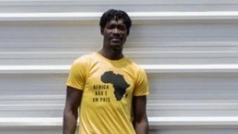 Imigrante estampa “África não um é país” em camisa após ser alvo de racismo