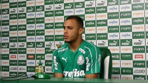 Tímido, Arthur Cabral se espelha no seguidor Gabriel Jesus e diz voltar ao Palmeiras “no momento certo”
