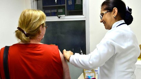Atrasos de fabricantes adiam reforço da vacina contra covid-19 no Rio