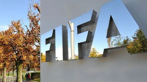 Médico da FIFA sugere punição a jogador que cuspir em campo