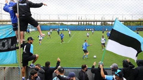 Grêmio faz treino com a presença de torcedores antes de jogo contra o Juventude
