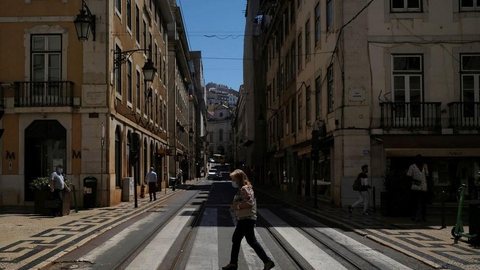 Portugal, rumo ao título de ‘país mais vacinado do mundo’, relaxa uso de máscaras ao ar livre