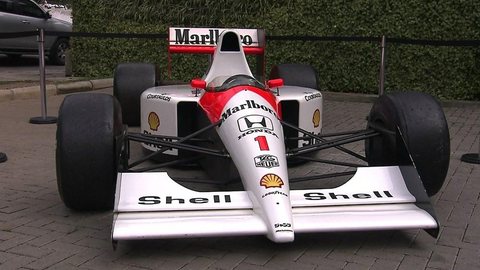 Réplica de carro de Ayrton Senna na Fórmula 1 é exposto na Zona Oeste de São Paulo